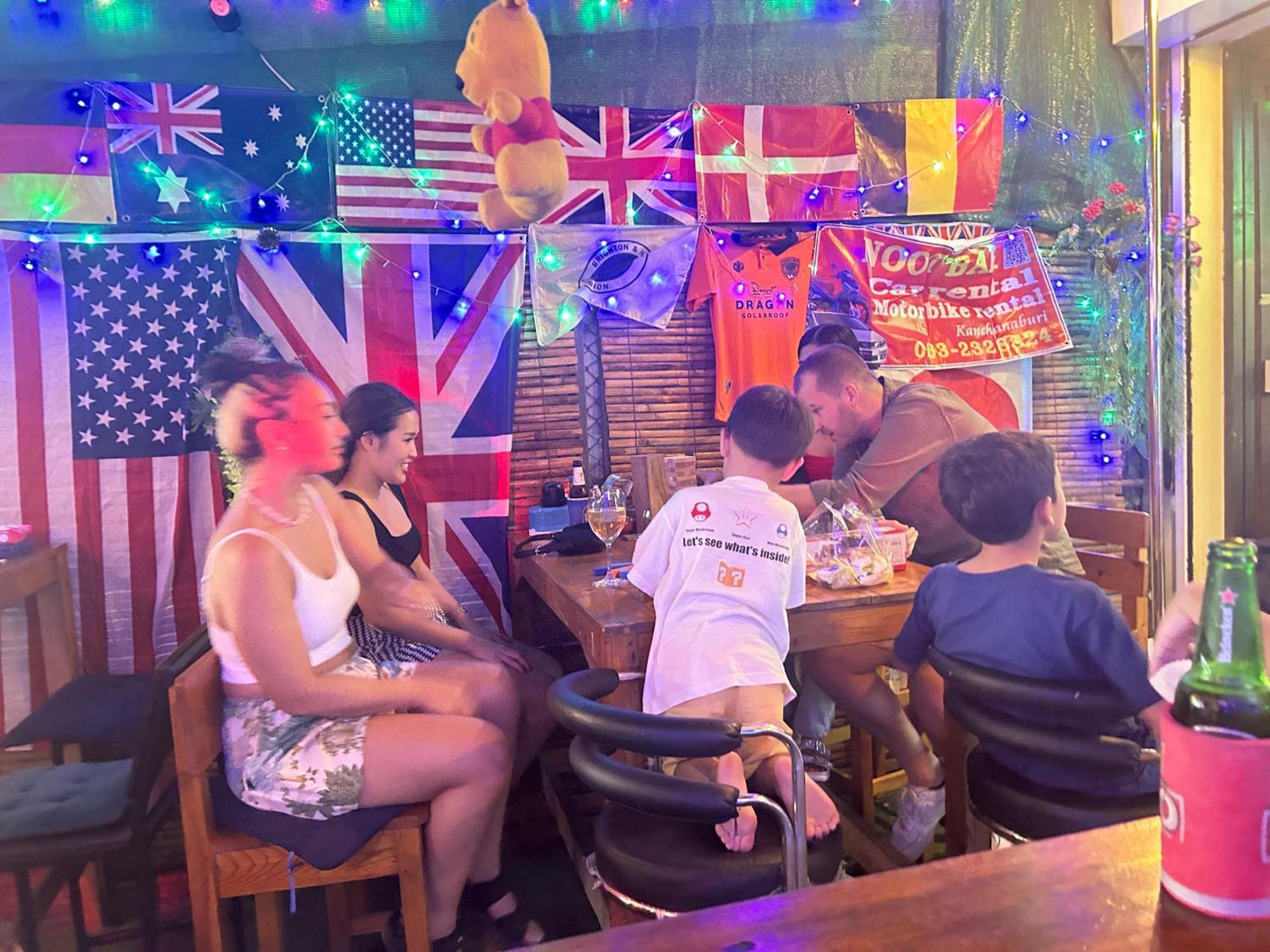 Noot'S Bar And Guesthouse كانتْشانابوري المظهر الخارجي الصورة